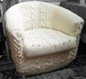 Кресло с вязаной обивкой