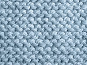 Вид изделия при вязании платочной вязкой