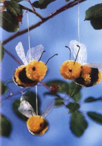 пчелки из помпонов